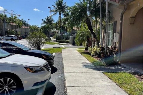 Снять в аренду таунхаус в Дорал, Флорида 2 спальни, 119.1м2, № 1951679 - фото 3