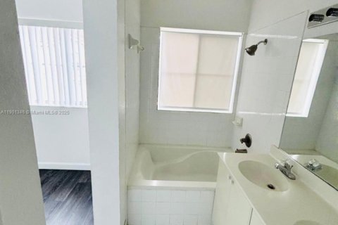 Снять в аренду таунхаус в Дорал, Флорида 2 спальни, 119.1м2, № 1951679 - фото 10