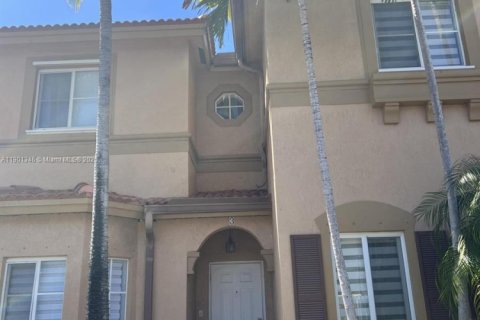 Снять в аренду таунхаус в Дорал, Флорида 2 спальни, 119.1м2, № 1951679 - фото 1