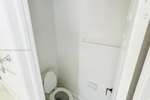 Снять в аренду таунхаус в Дорал, Флорида 2 спальни, 119.1м2, № 1951679 - фото 12