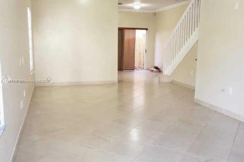 Снять в аренду таунхаус в Дорал, Флорида 2 спальни, 119.1м2, № 1951679 - фото 6