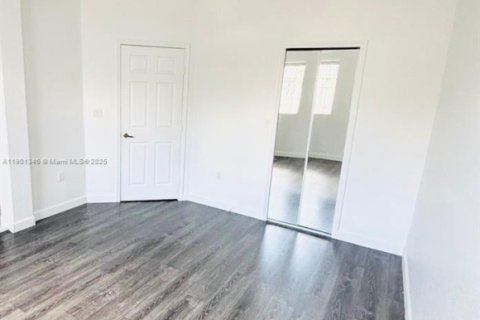 Снять в аренду таунхаус в Дорал, Флорида 2 спальни, 119.1м2, № 1951679 - фото 13