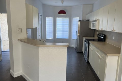 Снять в аренду таунхаус в Дорал, Флорида 2 спальни, 119.1м2, № 1951679 - фото 5