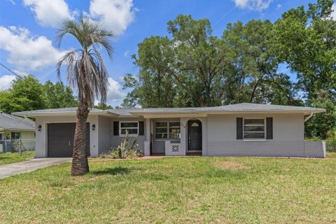 House in Inverness, Florida 2 bedrooms, 119.66 sq.m. № 2100477