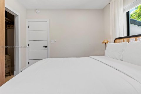House in Miami, Florida 2 bedrooms, 163.51 sq.m. № 1938084 - photo 15