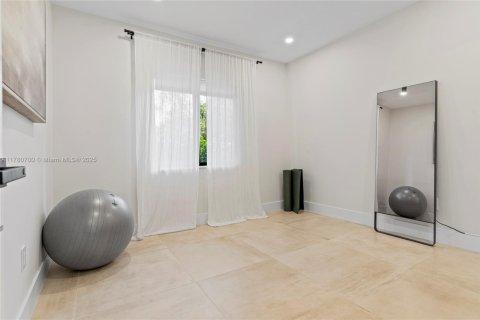 House in Miami, Florida 2 bedrooms, 163.51 sq.m. № 1938084 - photo 22