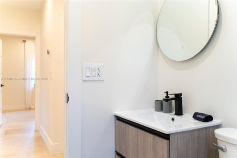 House in Miami, Florida 2 bedrooms, 163.51 sq.m. № 1938084 - photo 26