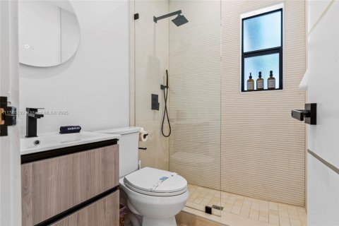 House in Miami, Florida 2 bedrooms, 163.51 sq.m. № 1938084 - photo 25