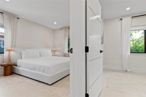 House in Miami, Florida 2 bedrooms, 163.51 sq.m. № 1938084 - photo 17