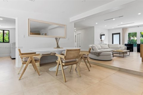 House in Miami, Florida 2 bedrooms, 163.51 sq.m. № 1938084 - photo 6