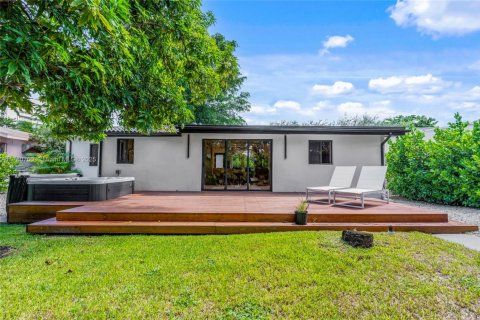 House in Miami, Florida 2 bedrooms, 163.51 sq.m. № 1938084 - photo 29