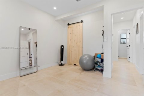 House in Miami, Florida 2 bedrooms, 163.51 sq.m. № 1938084 - photo 23