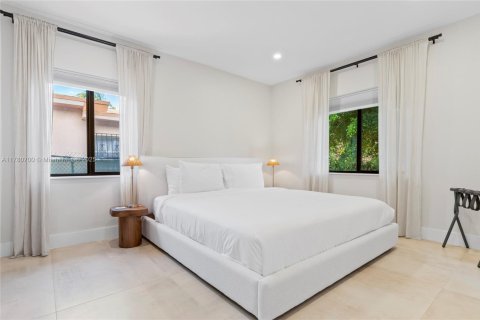 House in Miami, Florida 2 bedrooms, 163.51 sq.m. № 1938084 - photo 18