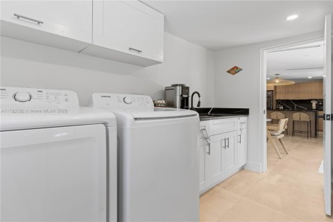 Villa ou maison à louer à Miami, Floride: 2 chambres, 163.51 m2 № 1938084 - photo 27