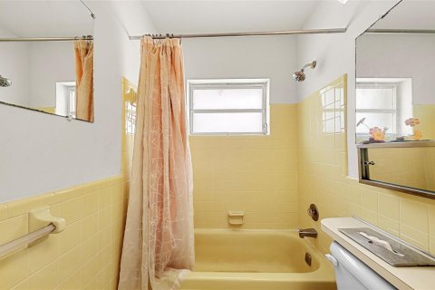 House in Tamarac, Florida 2 bedrooms, 154.22 sq.m. № 2081464 - photo 17