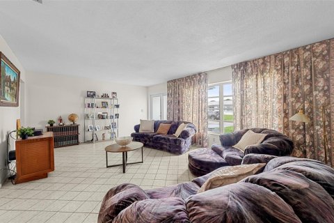House in Tamarac, Florida 2 bedrooms, 154.22 sq.m. № 2081464 - photo 6