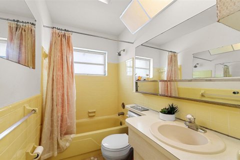 House in Tamarac, Florida 2 bedrooms, 154.22 sq.m. № 2081464 - photo 16