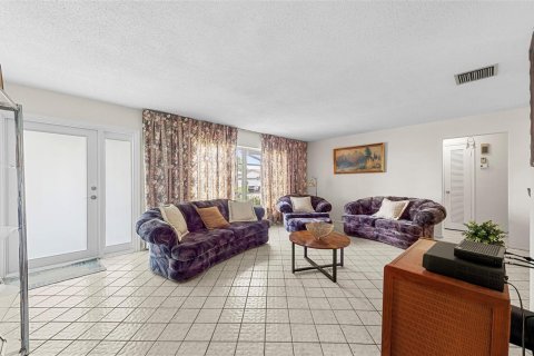 House in Tamarac, Florida 2 bedrooms, 154.22 sq.m. № 2081464 - photo 4