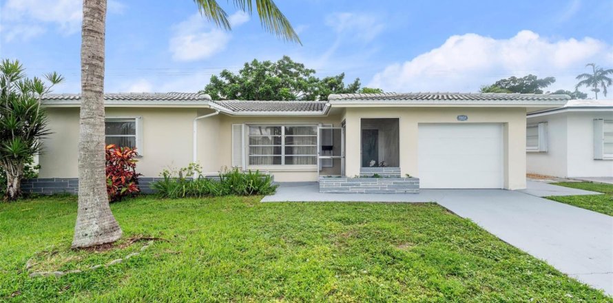 House in Tamarac, Florida 2 bedrooms, 154.22 sq.m. № 2081464