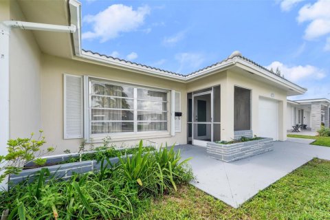 House in Tamarac, Florida 2 bedrooms, 154.22 sq.m. № 2081464 - photo 3