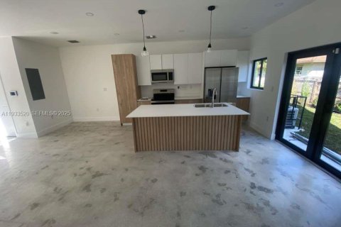 Снять в аренду виллу или дом в Майами, Флорида 2 спальни, № 1991308 - фото 6