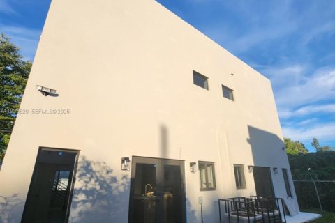 Снять в аренду виллу или дом в Майами, Флорида 2 спальни, № 1991308 - фото 3