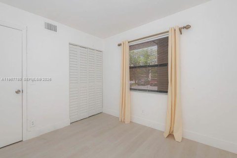 Купить кондоминиум в Санрайз, Флорида 2 спальни, 75.25м2, № 2019854 - фото 17