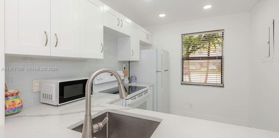 Кондоминиум с 2 спальнями в Санрайз, Флорида № 2019854