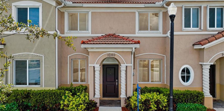 Townhouse in Homestead, Florida 3 bedrooms, 120.96 sq.m. № 1818275