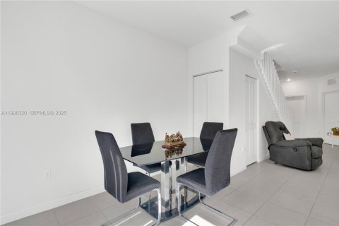 Купить таунхаус в Хомстед, Флорида 3 спальни, 123.37м2, № 2034908 - фото 9