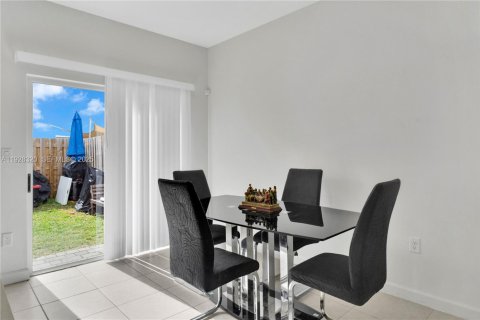 Купить таунхаус в Хомстед, Флорида 3 спальни, 123.37м2, № 2034908 - фото 8