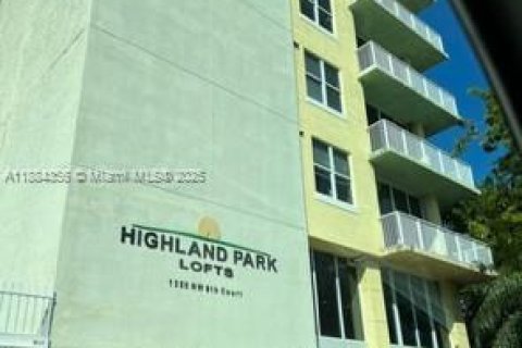 Снять в аренду кондоминиум в Майами, Флорида 1 спальня, 69.03м2, № 1930886 - фото 1