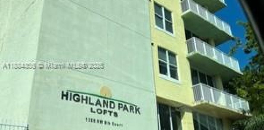 Кондоминиум с 1 спальней в Майами, Флорида № 1930886