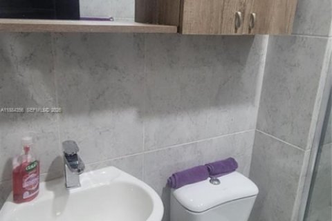 Condo in Miami, Florida, 1 bedroom  № 1930886 - photo 2