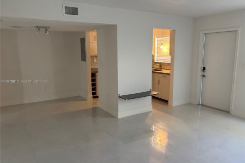 Condominio en alquiler en Hollywood, Florida, 1 dormitorio, 55.93 m2 № 2045435 - foto 4