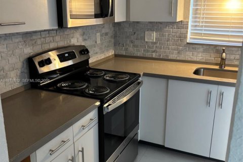Condominio en alquiler en Hollywood, Florida, 1 dormitorio, 55.93 m2 № 2045435 - foto 2