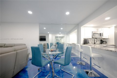 Condo in Miami, Florida, 2 bedrooms № 1989499 - photo 6