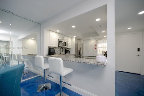 Condo in Miami, Florida, 2 bedrooms № 1989499 - photo 5