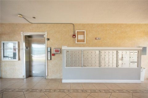 Condo in Miami, Florida, 2 bedrooms № 1989499 - photo 21