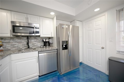 Condo in Miami, Florida, 2 bedrooms № 1989499 - photo 2