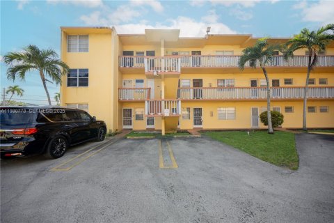 Condo in Miami, Florida, 2 bedrooms № 1989499 - photo 22