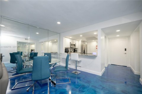 Condo in Miami, Florida, 2 bedrooms № 1989499 - photo 4