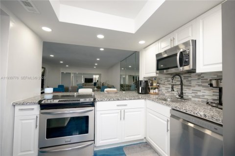 Condo in Miami, Florida, 2 bedrooms № 1989499 - photo 3