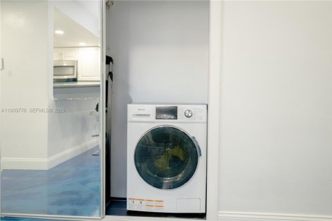 Condo in Miami, Florida, 2 bedrooms № 1989499 - photo 15