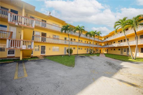 Condo in Miami, Florida, 2 bedrooms № 1989499 - photo 23