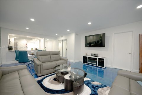 Condo in Miami, Florida, 2 bedrooms № 1989499 - photo 7