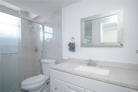 Condo in Miami, Florida, 2 bedrooms № 1989499 - photo 14