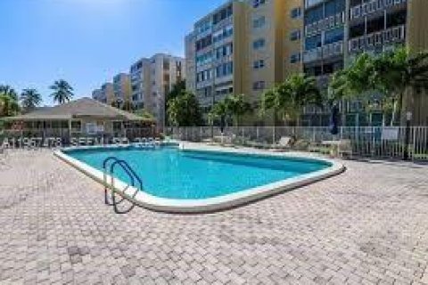 Condominio en venta en Hallandale Beach, Florida, 2 dormitorios, 101.45 m2 № 2029132 - foto 12