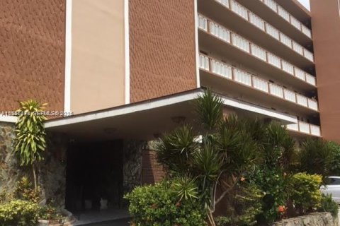 Condominio en Hallandale Beach, Florida, 2 dormitorios  № 2029132