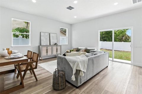 House in Orlando, Florida 4 bedrooms, 173.17 sq.m. № 1845147 - photo 8